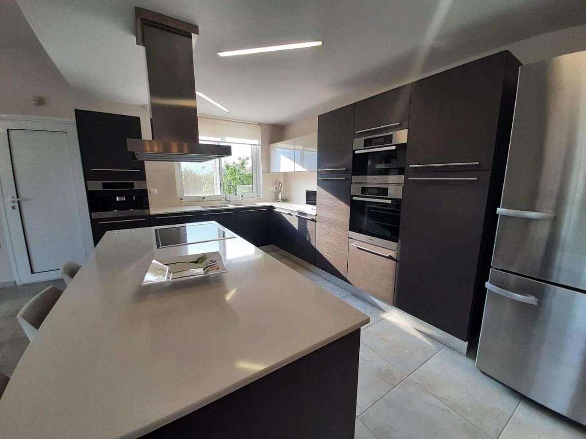 Luxury Villa Loutraki With Private Heated Pool Экстерьер фото