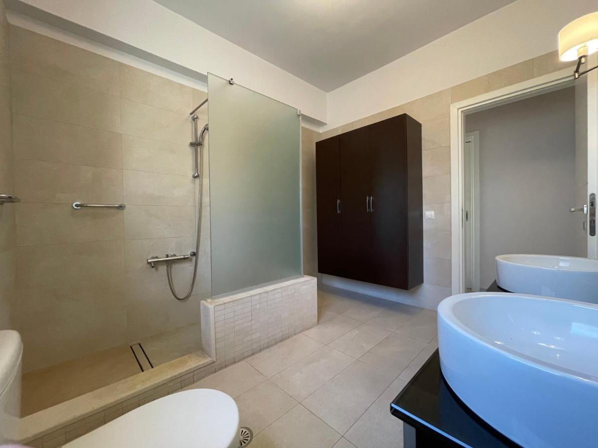 Luxury Villa Loutraki With Private Heated Pool Экстерьер фото