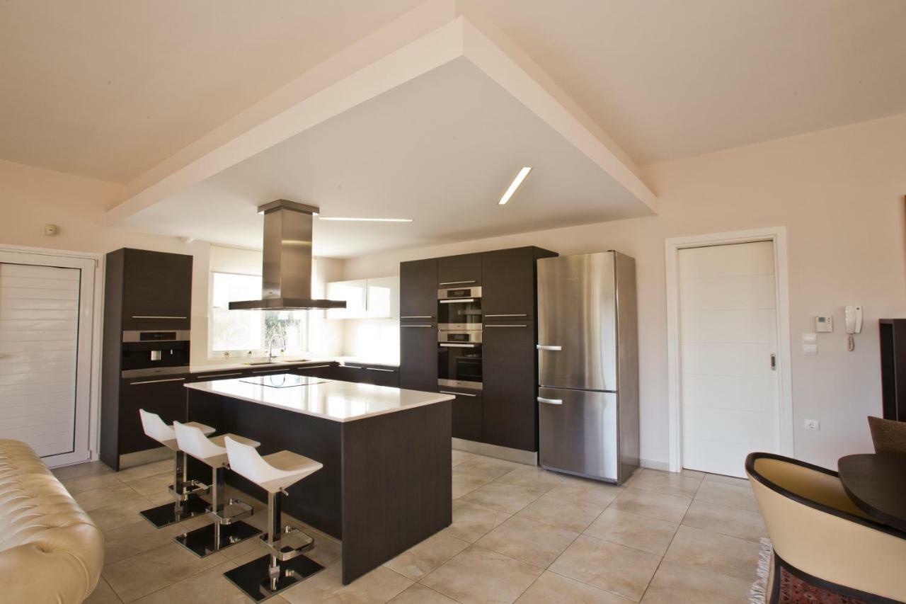 Luxury Villa Loutraki With Private Heated Pool Экстерьер фото